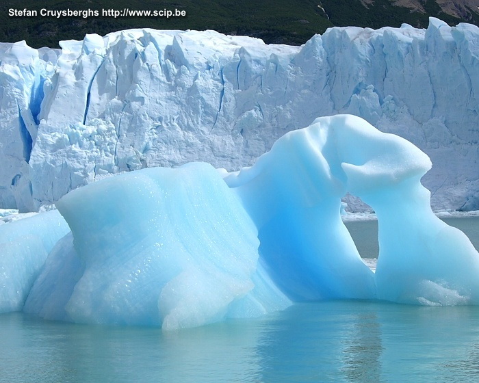 Perito Moreno IJsschotsen in het meer. De kenmerkende blauwe kleur ontstaat door de grote druk die de zuurstof uit het ijs perst. Stefan Cruysberghs